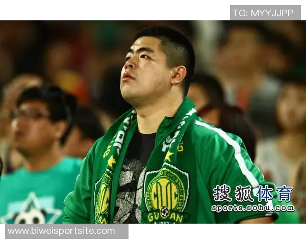 杨立瑜遭球迷怒斥：何必与阿猫阿狗争执真该给球迷竖中指